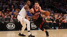 Tomá� Satoranský z Chicaga se �ene do útoku, brzdí ho RJ Barrett z New Yorku.