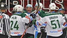 Hokejisté Karlových Varů se radují z prvního gólu v utkání proti Vítkovicím.