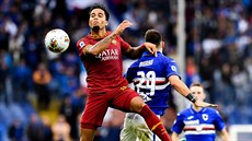 Justin Kluivert (vlevo) z AS �ím a Nicola Murru ze Sampdorie v hlavi�kovém...