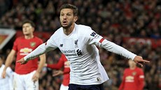 Adam Lallana z Liverpoolu slaví gól v utkání proti Manchesteru United.