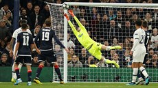 Gólman Milan Borjan (CZ B�lehrad) se natahuje po st�ele v utkání proti...