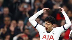 Korejský �ikula Son Hung-min (Tottenham) se raduje ze své branky do sít� CZ...