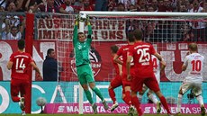 Branká Bayernu Manuel Neuer zasahuje bhem zápasu proti Unionu Berlín.