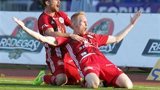 Václav Jemelka z Olomouce (vpravo) se raduje ze vst�eleného gólu proti Ostrav�,...