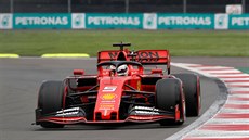 Sebastian Vettel z Ferrari bhem kvalifikace na Velkou cenu Mexika.