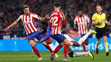 Inaki Williams z Bilbaa (v modrém) padá po souboji s hrái Atlética Madrid.