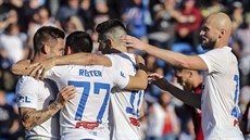 Ostravtí fotbalisté slaví gól v utkání proti Olomouci.