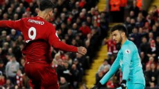 Roberto Firmino, útoník Liverpoolu, stílí v utkání s Tottenhamem na bránu...