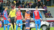Slávistický stoper David Hovorka inkasuje v utkání proti Plzni lutou kartu za...