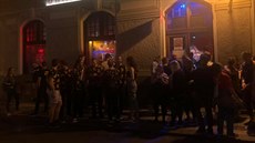 P�ed kluby stojí desítky lidí.