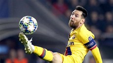 Lionel Messi zpracovává balon p�i utkání proti Slavii (23. �íjna 2019)