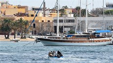 Loď s migranty vplouvá do přístavu na ostrově Lampedusa. (18. října 2019)