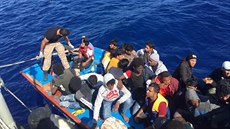 Loď migrantů zachráněná libyjskou pobřežní stráží v Středozemním moři. (18....