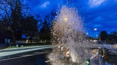 Kvli havárii vodovodního adu v ulici Ruská je v praských Vrovicích asi...