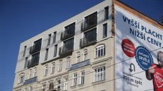 Krabicová nástavba s balkony, posazená na budově v brněnské Křenové ulici z...