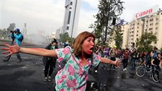 Protesty v metropoli Chile proti zdraení jízdenek. Demonstrantka kií. (19....