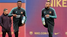 Nelson Semedo a Arturo Vidal na posledním tréninku Barcelony ped cestou k...