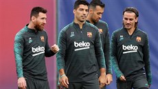V tréninkovém centru Joana Gampera v Barceloně se Lionel Messi, Luis Suárez,...