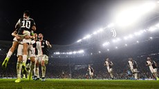 Fotbalisté Juventusu p�ibíhají k Paulu Dybalovi, který v utkání Ligy mistr�...