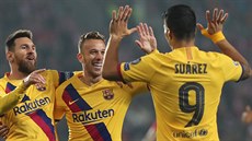 Lionel Messi, Luis Suárez a Arthur Mlo z Barcelony se radují z rychlého gólu v...