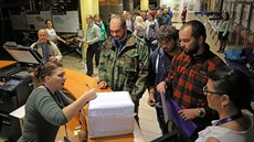 Mnozí z �adatel� byli zástupci nejr�zn�j�ích firem �i spole�enství, kte�í nesli...
