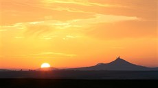 Rohatce, 19. 10. 2019 západ slunce - Hazmburk. FOTO: MAFA - IVETA LHOTSKÁ