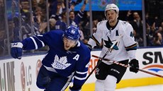 Morgan Rielly z Toronta slaví gól, Tomá Hertl ze San Jose zklaman odjídí.