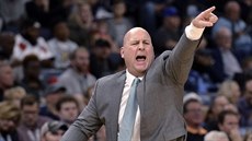 Trenér Chicaga Jim Boylen diriguje svj tým.