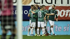 Jablonetí fotbalisté se radují z gólu proti Teplicím.
