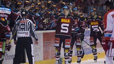 David Tomá�ek ze Sparty sklízí od spoluhrá�� gratulace za gól proti Olomouci.