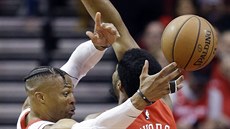 Russell Westbrook Houstonu v souboji s Derrickem Favorsem z New Orleans.