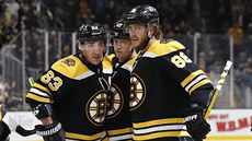 David Pastrák (vpravo), Brad Marchand a Torey Krug slaví gól Bostonu.