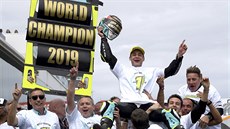 Lorenzo Dalla Porta slaví titul svtového ampiona ve tíd Moto3.