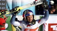 Alexis Pinturault slaví triumf v obím slalomu v Söldenu.