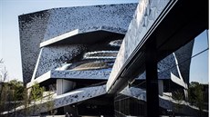 Pohled na paískou filharmonii Parc de la Villette zvnjku