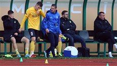 Sokolovský trenér David Van��ek dává pokyny st�ídajícímu Jakubu Kop�ivovi.