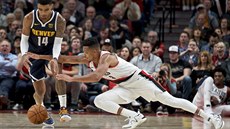 C. J. McCollum (vpravo) z Portlandu se snaí zastavit Garyho Harrise z Denveru.