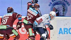 Plzeňský hokejista Jakub Pour (vpravo) se snaží vymanit z bránění v podání...