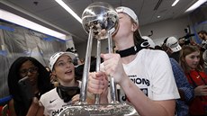 Emma Meessemanová z Washington Mystics líbá trofej pro vítzky WNBA.