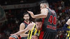 Nando De Colo (vlevo) z Fenerbahce se tlaí do Luíse Scoly z Milána.