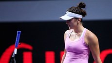 Bianca Andreescuová se vzteká ve svém prvním zápase na Turnaji mistry v...