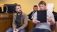 Obalovaní Boris Anatolij Volf a Martin Bake (vpedu zleva) u Krajského soudu...