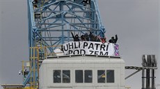 Aktivisté na skrývkovém rypadle v lomu Vrany na Mostecku (29. íjna 2019)
