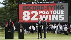 Americký golfista Tiger Woods (vlevo) hovoí poté, co vyhrál turnaj Zozo...