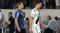 Zklamaný Zlatan Ibrahimovic opoutí trávník po vyazení v semifinále play off...
