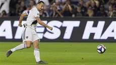 Útoník LA Galaxy Zlatan Ibrahimovic dává gól v semifinálovém utkání play off...