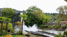 Sjezd vodopádu v nmeckém Legolandu, na jeho konci eká na úastníky...