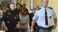 Vraedkyn Petra Janáková (uprosted) odchází 24. íjna 2019 od Okresního soudu...