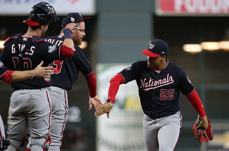 Baseballista Juan Soto (22) oslavuje se spoluhrái z Washingtonu vítzství nad...