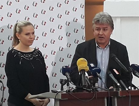 Poslanci KSM Hana Aulická Jírovcová a Jií Dolej na tiskové konferenci...